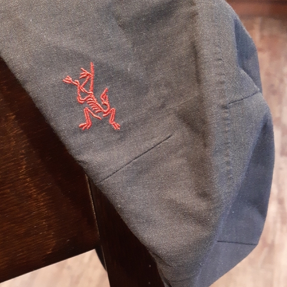 Arc'teryx Charcoal Gray/(Carbon Copy) Quanta Hat with Red Logo - Picture 2 of 7